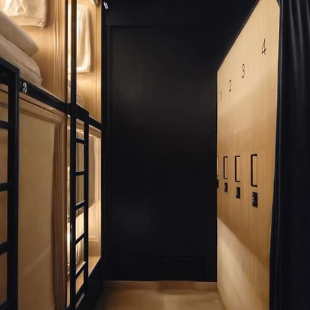 Westay Capsule Hostel ドバイ エクステリア 写真